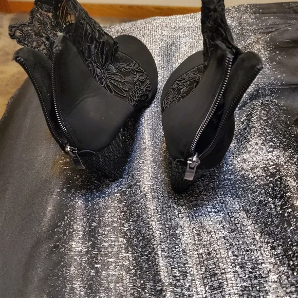HOST PICK**BLACK ANKLE BOOTIES - Picture 2 of 8